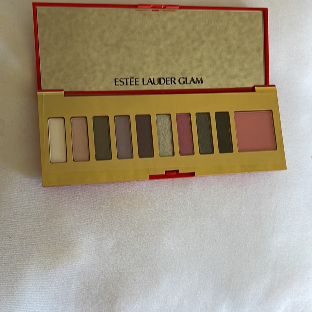 Estée Lauder - Picture 2 of 4